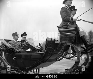 Le duc d'Édimbourg s'est assis en chariot ouvert avec le président français Charles de Gaulle, en route depuis le palais de Buckingham pour examiner les troupes de la Brigade des ménages. Banque D'Images