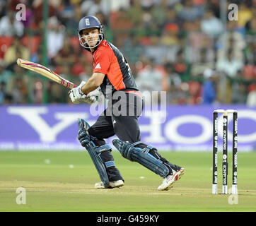 Le capitaine d'Angleterre Andrew Strauss en action lors du match de la coupe du monde de cricket de l'ICC au stade Chinnaswamy, à Bangalore, en Inde. Banque D'Images