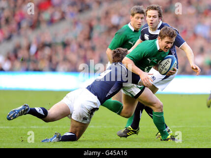 Le écossais Mike Blair s'attaque à l'Irlande EION Reddan lors du match des RBS 6 Nations à Murrayfield, Édimbourg. Banque D'Images