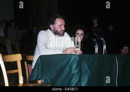 Elizabeth Taylor et Richard Burton lors d'une conférence de presse à l'Université d'Oxford en relation avec leur apparition dans une production dramatique de l'Université du Dr Faustus. Banque D'Images