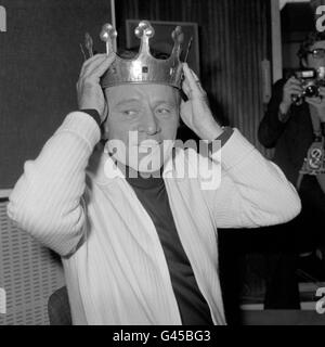 L'acteur Richard Burton essaie une couronne de taille à Broadcasting House, Londres, où il enregistre le rôle du Storyteller dans le 'Vivat Rex' de BBC radio 4, une série de 4 semaines de dramatiques radio 26. Banque D'Images