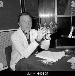 L'acteur Richard Burton essaie une couronne de taille à Broadcasting House, Londres, où il enregistre le rôle du Storyteller dans le 'Vivat Rex' de BBC radio 4, une série de 4 semaines de dramatiques radio 26. Banque D'Images