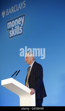 Francis Maude, député, ministre du Cabinet au lancement de Barclays Money Skills, un nouveau programme de littératie financière qui sera facilité par trois partenariats avec des organismes de bienfaisance de jeunesse, dont l'Académie nationale des compétences pour les services financiers, action pour les enfants et l'Agence nationale de la jeunesse, Au Royal Horticultural Halls dans le centre de Londres. Banque D'Images