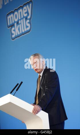 Francis Maude, député, ministre du Cabinet au lancement de Barclays Money Skills, un nouveau programme de littératie financière qui sera facilité par trois partenariats avec des organismes de bienfaisance de jeunesse, dont l'Académie nationale des compétences pour les services financiers, action pour les enfants et l'Agence nationale de la jeunesse, Au Royal Horticultural Halls dans le centre de Londres. Banque D'Images