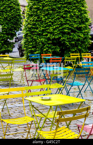 Tables et chaises colorées, vide, sur une place de Bruxelles, Banque D'Images