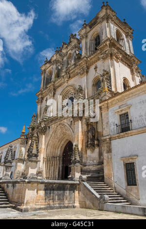 La façade extérieure du monastère de Alcobaça, un monastère catholique romaine médiévale et l'UNESCO World Heritage site, Alcobaça, Portugal, sous-région Oeste Banque D'Images