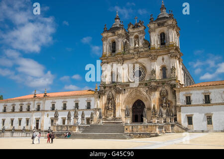 La façade extérieure du monastère de Alcobaça, un monastère catholique romaine médiévale et l'UNESCO World Heritage site, Alcobaça, Portugal, sous-région Oeste Banque D'Images