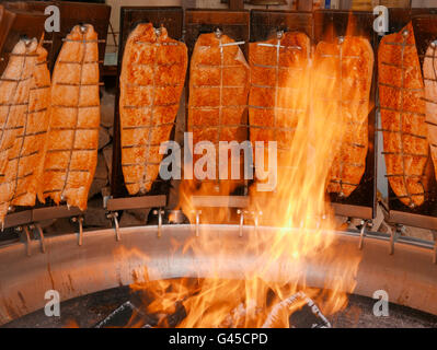 Filet de Saumon rôti au barbecue la cuisson sur feu ouvert Banque D'Images