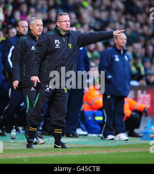 Paul Lambert, directeur de la ville de Norwich, sur la ligne de contact lors du match de championnat de la npower football League à Carrow Road, Norwich. Banque D'Images