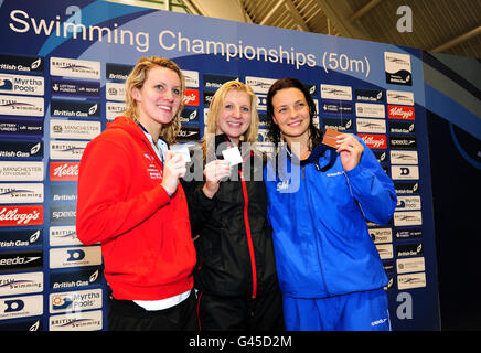 Rebecca Adlington, de Nova Centurian (au centre), célèbre la médaille d'or de la finale Freestyle de 400 m de Women's Open aux côtés de la médaillée d'argent Jazmin Carlin de Swansea Performance et de la médaillée de bronze Keri-Anne Payne de Stockport Metro lors des championnats de natation au gaz britannique au Centre aquatique de Manchester, à Manchester. Banque D'Images