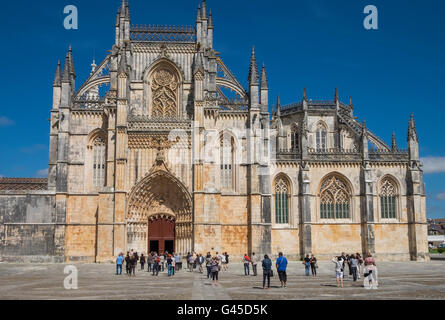 Les touristes au Monastère de Batalha (Mosteiro da Batalha), site du patrimoine mondial de l'UNESCO, Batalha, Portugal Banque D'Images