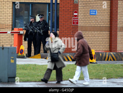 Police armée à l'extérieur du poste de police de Govan à Glasgow, après qu'un homme ait été arrêté dans le cadre de l'attentat-suicide à Stockholm l'année dernière. Le ressortissant étranger a été arrêté en vertu de la loi sur le terrorisme peu après 6h du matin dans la région de Whiteinch. Banque D'Images