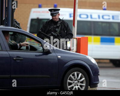 Police armée à l'extérieur du poste de police de Govan à Glasgow, après qu'un homme ait été arrêté dans le cadre de l'attentat-suicide à Stockholm l'année dernière. Le ressortissant étranger a été arrêté en vertu de la loi sur le terrorisme peu après 6h du matin dans la région de Whiteinch. Banque D'Images