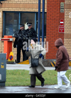 Police armée à l'extérieur du poste de police de Govan à Glasgow, après qu'un homme ait été arrêté dans le cadre de l'attentat-suicide à Stockholm l'année dernière. Le ressortissant étranger a été arrêté en vertu de la loi sur le terrorisme peu après 6h du matin dans la région de Whiteinch. Banque D'Images