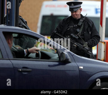 . Police armée à l'extérieur du poste de police de Govan à Glasgow, après qu'un homme ait été arrêté dans le cadre de l'attentat-suicide à Stockholm l'année dernière. Banque D'Images