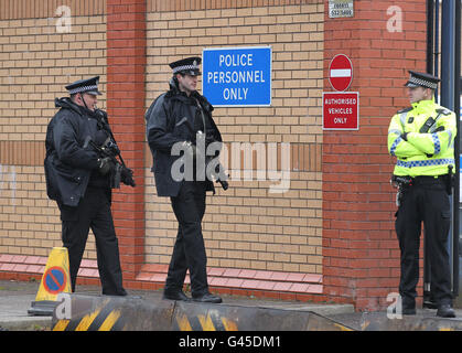 Police armée à l'extérieur du poste de police de Govan à Glasgow, après qu'un homme ait été arrêté dans le cadre de l'attentat-suicide à Stockholm l'année dernière. Le ressortissant étranger a été arrêté en vertu de la loi sur le terrorisme peu après 6h du matin dans la région de Whiteinch. Banque D'Images