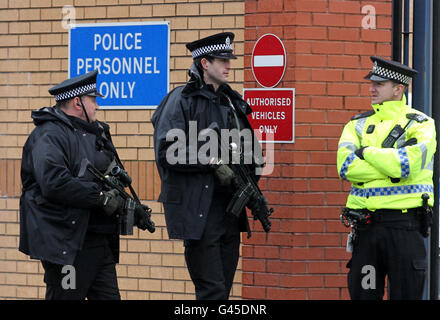 Police armée à l'extérieur du poste de police de Govan à Glasgow, après qu'un homme ait été arrêté dans le cadre de l'attentat-suicide à Stockholm l'année dernière. Le ressortissant étranger a été arrêté en vertu de la loi sur le terrorisme peu après 6h du matin dans la région de Whiteinch. Banque D'Images