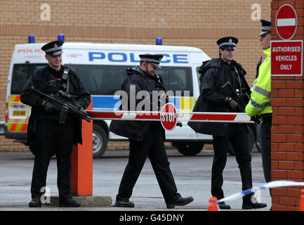 Police armée à l'extérieur du poste de police de Govan à Glasgow, après qu'un homme ait été arrêté dans le cadre de l'attentat-suicide à Stockholm l'année dernière. Le ressortissant étranger a été arrêté en vertu de la loi sur le terrorisme peu après 6h du matin dans la région de Whiteinch. Banque D'Images