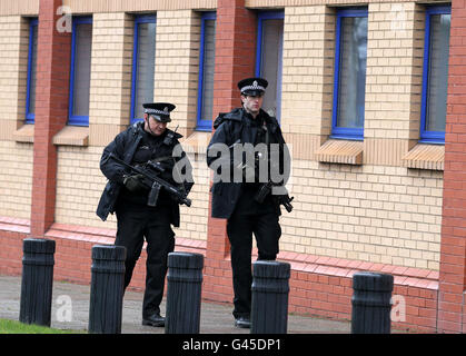 Police armée à l'extérieur du poste de police de Govan à Glasgow, après qu'un homme ait été arrêté dans le cadre de l'attentat-suicide à Stockholm l'année dernière. Le ressortissant étranger a été arrêté en vertu de la loi sur le terrorisme peu après 6h du matin dans la région de Whiteinch. Banque D'Images