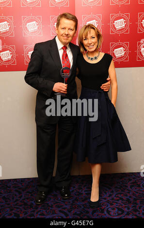 Sian Williams remet le prix Newscaster à Bill Turnbull lors des prix TRIC (Television and radio Industries Club) qui se tiennent à l'hôtel Grosvenor de Londres. Banque D'Images