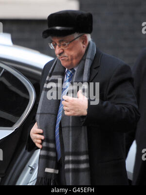 Le président de l'Autorité nationale palestinienne Mahmoud Abbas arrive pour des entretiens avec le Premier ministre David Cameron au 10 Downing Street. Banque D'Images