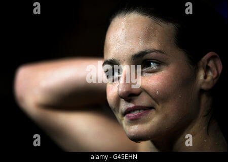 Keri-Anne Payne, de Stockport Metro, est interviewé après la finale Freestyle féminine Open de 200 m lors des championnats de natation au gaz britannique au centre aquatique de Manchester, à Manchester. Banque D'Images