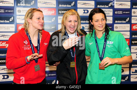 Rebecca Adlington (au centre), Jazmin Carlin (à gauche) de Swansea Performance et Keri-Anne Payne (à droite) de Stockport Metro célèbrent la victoire de l'or, de l'argent et du bronze lors de la finale libre féminine de 200 m lors des championnats de natation au gaz britannique au centre aquatique de Manchester, à Manchester. Banque D'Images