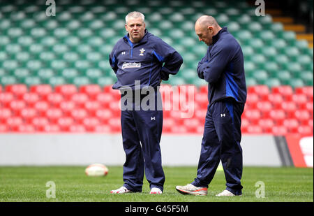 Le pays de Galles a entraîné Warren Gatland (à gauche) avec Robin McBryde pendant la course des capitaines au stade du millénaire, à Cardiff Banque D'Images