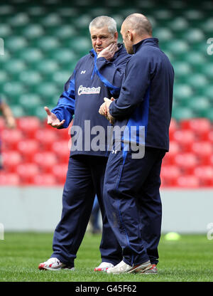 Le pays de Galles a entraîné Warren Gatland (à gauche) avec Robin McBryde pendant la course des capitaines au stade du millénaire, à Cardiff Banque D'Images