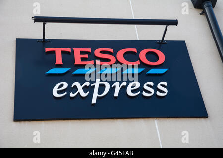 Un Tesco express signe. Banque D'Images