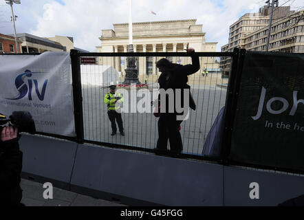 Des barrières entourent l'hôtel de ville de Sheffield, tandis que les dernières préparations sont faites pour la Conférence du printemps des démocrates libéraux qui commence dans la ville demain. Banque D'Images