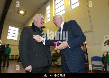 L'athlète olympique irlandais Ronnie Delaney (à droite) parle avec l'ancien Taoiseach Bertie Ahern (à gauche) à l'école secondaire O'Connell, rue North Richmond, Dublin, où il a ouvert un centre de sports tout temps éclairé dans sa vieille école. Banque D'Images