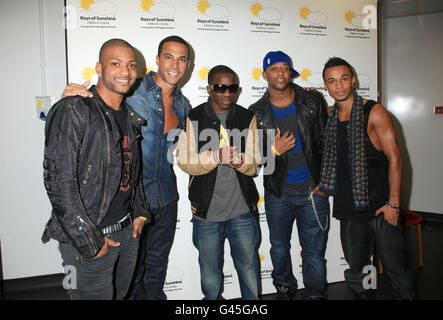 Tinchy Stryder (au centre) avec (de gauche à droite) Jonathan 'JB' Gill, Marvin Humes, Oritse Williams et Aston Merrygold de JLS pendant le concert Sunshine au Troxy, Londres. Banque D'Images