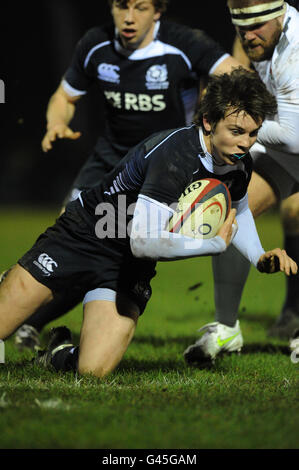 Jamie Stevenson d'Écosse pendant le match international des années 20 à Newbury RFC, Berkshire. Banque D'Images