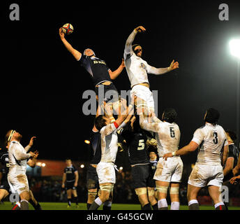 James Tyas, en Écosse, remporte la balle dans la file lors du match international des années 20 à Newbury RFC, Berkshire. Banque D'Images