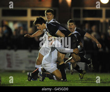 Jonathan Joeseph, de l'Angleterre, s'attaque à Harry Leonard, de l'Écosse, lors du match international des années 20 à Newbury RFC, Berkshire. Banque D'Images