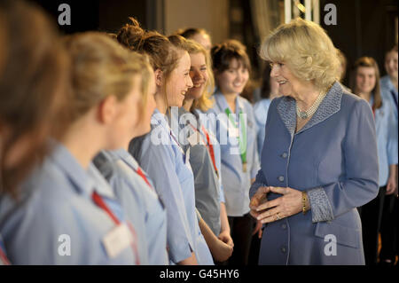 Son Altesse Royale la Duchesse de Cornwall rencontre des membres du chœur de l'école Saint-Joseph lors de sa visite à la réouverture de l'hôtel de ville de Launceston, à Cornwall, à la suite d'importants travaux de rénovation. Banque D'Images