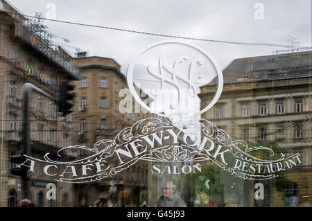 Une fenêtre au café de New York à Erzsébet körút à Budapest, Hongrie. Banque D'Images