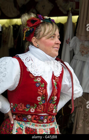 Une jeune femme vêtue de la robe à un national de Hongrie Hungarian dress shop dans Váci utca (rue Váci). Váci utca (rue Váci Banque D'Images