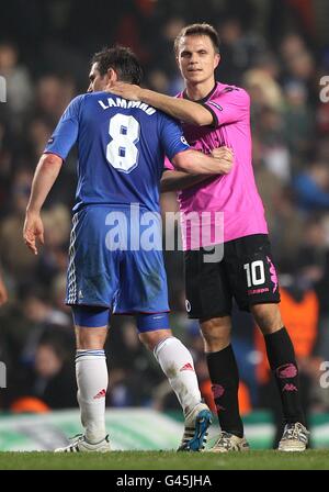 Frank Lampard de Chelsea (à gauche) et le cocktail Jesper Gronkjaer du FC Copenhague mains après le sifflet final Banque D'Images