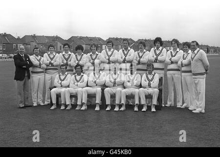 Personnel et joueurs du Gloucestershire County Cricket Club. Rangée arrière, de gauche à droite; Bert Avery (marqueur), Alastair Hignell, Jim Foat, John Childs, Philip Bainbridge, Andy Brassington, Nick Finan, Chris Broad, David Partridge, Brian Shantry, Stephen Windebuk, Martin Stovold et Graham Wiltshire. Première rangée, à partir de la gauche ; Andy Stovold, Zaheer Abbas, Mike Proctor, David Shepherd, Sadiq Mohammad et Brian Brain. Banque D'Images