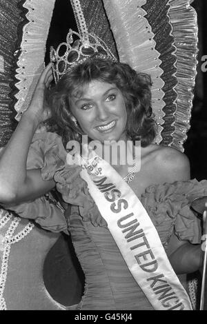 Kirsty Roper, dix-sept ans, est couronné Miss Royaume-Uni 1988, au Grosvenor House Hotel, Londres. Banque D'Images