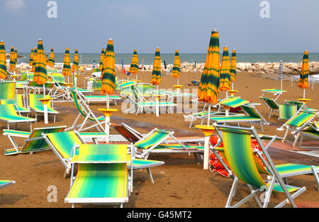 Parasols fermés sur mer plage avec chaises longues et transats Banque D'Images
