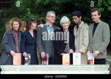 La liste des nominés du prix Booker 1996 photographiée à Londres aujourd'hui (mar) avant l'annonce du livre gagnant ce soir. Sur la photo sont (l-r) Margaret Atwood (pour son roman alias Grace), Beryl Bainbridge (every Man for ose), Seamus Deane (Reading in the Dark), Shena Mackay (Orchard on Fire), Rohinton Mistry (A Fine Balance) et Graham Swift (Last Orders). Le prix Booker, qui en est maintenant à sa 28e année, est un prix de premier plan dans le monde anglophone. Le gagnant recevra 20,000 livres et les livres gagnants et sélectionnés bénéficieront d'une augmentation significative des ventes. Photo de David Cheskin/PA. Banque D'Images
