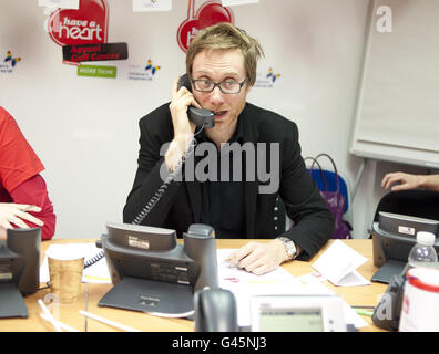 Stephen Merchant manning les téléphones de l'année 2011 ont un attrait, l'association caritative de Heart FM qui collecte des fonds pour les Children's Hospices UK, dans les studios Heart FM du centre de Londres. Banque D'Images