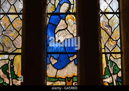 Vitrail représentant la mère et l'enfant, St Stephen's Church, Charlton Musgrove, Somerset, Angleterre Banque D'Images