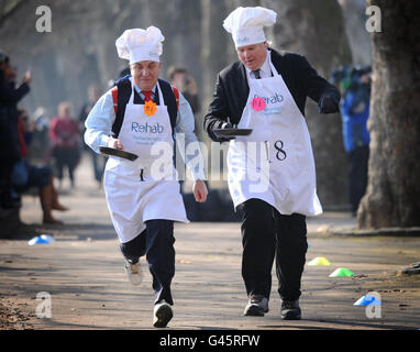 Rehab annuelle parlementaire britannique Pancake Race Banque D'Images