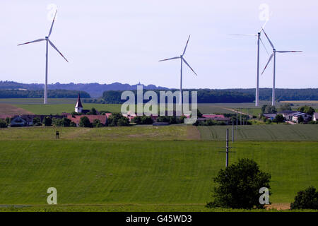 Des éoliennes en zone résidentielle rurale - Région Hesselberg, bavière/Allemagne Banque D'Images