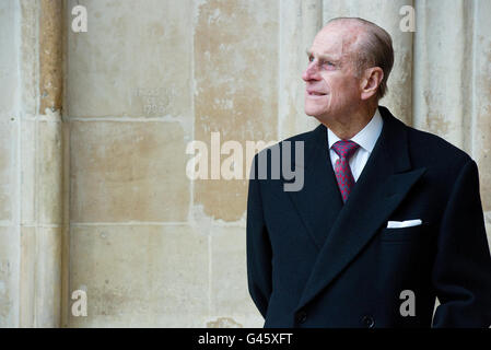 Le duc d'Édimbourg regarde la chorale assemblée à la suite du Commonwealth Day observance Service à l'abbaye de Westminster à Londres, en Angleterre. Banque D'Images