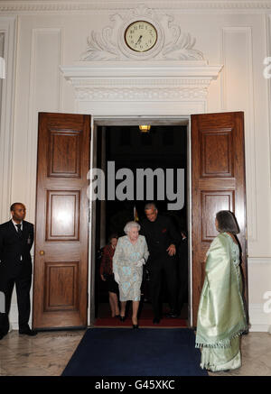 La reine Elizabeth II est accueillie par le Secrétaire général du Commonwealth, M. Kamalesh Sharma, et par son épouse, Mme Babli Sharma, alors qu'elle arrive à l'accueil de la réception de la Journée du Commonwealth à la Marlborough House, Pall Mall, Londres. Banque D'Images